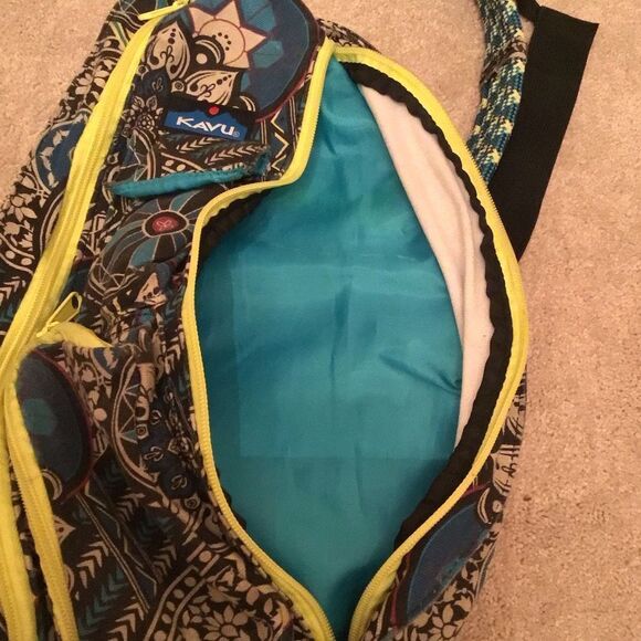 KAVU Green Blue Floral Rope Sling Bag with Adjustable Rope Strap 5 Compartment - Picture 4 of 7